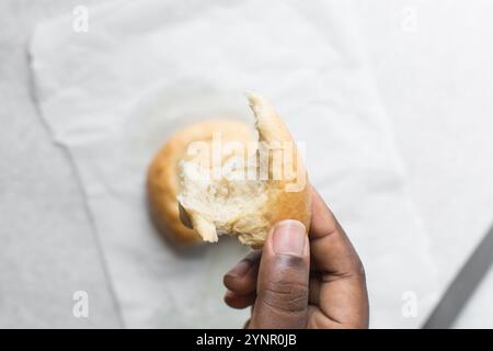 Blick von oben auf das zerrissene Brot, Blick von oben auf das Brot mit guter Gluten-Entwicklung, das zerrissen wurde, weicher flauschiger hausgemachter Challah Stockfoto