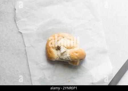 Blick von oben auf das zerrissene Brot, Blick von oben auf das Brot mit guter Gluten-Entwicklung, das zerrissen wurde, weicher flauschiger hausgemachter Challah Stockfoto