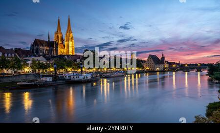 Regensburg in Deutschland mit der Donau, der Steinernen Brücke, dem Petersdom zur blauen Stunde an einem Sommertag Stockfoto