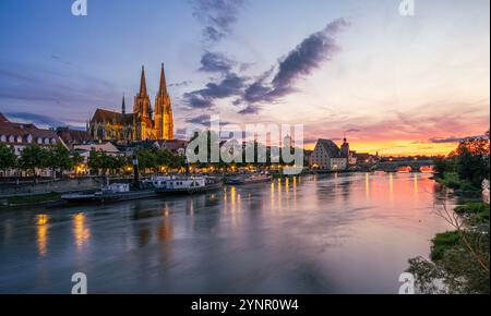 Regensburg in Deutschland mit der Donau, der Steinernen Brücke, dem Petersdom zur blauen Stunde an einem Sommertag Stockfoto