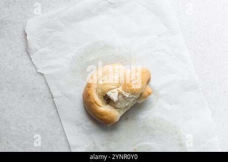 Blick von oben auf das zerrissene Brot, Blick von oben auf das Brot mit guter Gluten-Entwicklung, das zerrissen wurde, weicher flauschiger hausgemachter Challah Stockfoto