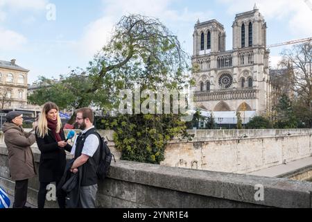 26. November 2024. Paris. Ein Mitglied der Öffentlichkeit, das von einem französischen Journalisten von France 24 über seine Ansichten zur Restaurierung von Notre Dame interviewt wird. Nach der Restaurierung nach dem Brand vom 15. April 2019 soll der Dom am 7-8. Dezember 2024 wieder für die Öffentlichkeit geöffnet werden. Stockfoto