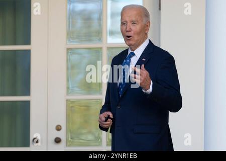 Washington, Usa. November 2024. US-Präsident Joe Biden gibt eine Erklärung ab, nachdem Israel am 26. November 2024 im Weißen Haus in Washington, DC, einen Waffenstillstand im Libanon genehmigt hatte. Credit: Chris Kleponis/Pool über CNP Credit: Abaca Press/Alamy Live News Stockfoto