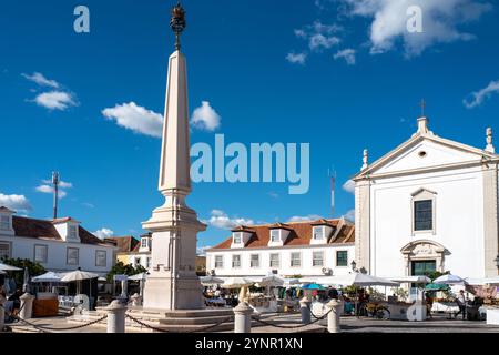 Hauptplatz (Prac Marquês de Pombal) mit Kirche (Igreja de Nossa Senhora da Encarnação) in Vila Real de Santo António, Algarve, Portugal Stockfoto