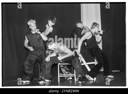 5IVE, 5, GANZE BAND, ORIGINAL LINE-UP, SMASH HITS TOUR, 1999: die erste Besetzung der Boyband 5ive (Five) spielte am 20. November 1999 live auf der Smash Hits Tour in der Cardiff International Arena CIA in Cardiff, Wales. Foto: Rob Watkins. INFO: 5ive ist eine britische Boyband, die 1997 gegründet wurde und für ihre energiegeladenen Pop- und R&B-Hits bekannt ist. Unter der Leitung des Teams hinter den Spice Girls erreichten sie mit Songs wie Keep on Movin und Everybody Get Up weltweite Erfolge, die Harmonien mit ansteckenden Beats kombinierten. Stockfoto