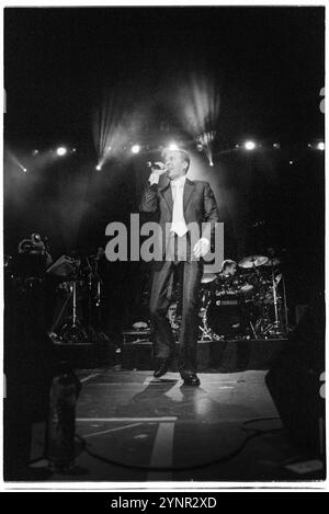 MARTIN FRY, ABC, KONZERT, 2002: Martin Fry von der Band ABC spielte am 18. April 2002 live in der Cardiff International Arena in Wales. Foto: Rob Watkins. INFO: ABC ist eine Sheffield-Band, die Anfang der 1980er Jahre gegründet wurde und für ihre raffinierte Mischung aus New Wave und Synthie-Pop bekannt ist. Mit Hits wie The Look of Love und The Lexicon of Love, einem von der Kritik gefeierten Album, erreichten sie Erfolge. Stockfoto