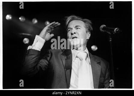 MARTIN FRY, ABC, KONZERT, 2002: Martin Fry von der Band ABC spielte am 18. April 2002 live in der Cardiff International Arena in Wales. Foto: Rob Watkins. INFO: ABC ist eine Sheffield-Band, die Anfang der 1980er Jahre gegründet wurde und für ihre raffinierte Mischung aus New Wave und Synthie-Pop bekannt ist. Mit Hits wie The Look of Love und The Lexicon of Love, einem von der Kritik gefeierten Album, erreichten sie Erfolge. Stockfoto