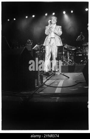 MARTIN FRY, ABC, KONZERT, 2002: Martin Fry von der Band ABC spielte am 18. April 2002 live in der Cardiff International Arena in Wales. Foto: Rob Watkins. INFO: ABC ist eine Sheffield-Band, die Anfang der 1980er Jahre gegründet wurde und für ihre raffinierte Mischung aus New Wave und Synthie-Pop bekannt ist. Mit Hits wie The Look of Love und The Lexicon of Love, einem von der Kritik gefeierten Album, erreichten sie Erfolge. Stockfoto