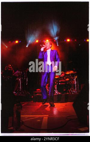 MARTIN FRY, ABC, KONZERT, 2002: Martin Fry von der Band ABC spielte am 18. April 2002 live in der Cardiff International Arena in Wales. Foto: Rob Watkins. INFO: ABC ist eine Sheffield-Band, die Anfang der 1980er Jahre gegründet wurde und für ihre raffinierte Mischung aus New Wave und Synthie-Pop bekannt ist. Mit Hits wie The Look of Love und The Lexicon of Love, einem von der Kritik gefeierten Album, erreichten sie Erfolge. Stockfoto