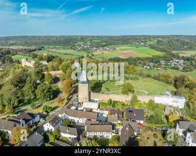 Blick aus der Vogelperspektive auf das Schloss Stad Blankentberg und das ummauerte mittelalterliche Dorf mit Stadttoren, traditionellen Fachwerkhäusern, in der Nähe des Flusses Sieg in Deutschland Stockfoto