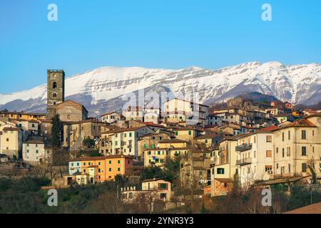 Coreglia Antelminelli, schönes Dorf und verschneite Apennin Berge im Hintergrund im Winter. Garfagnana, Toskana, Italien, Europa Stockfoto