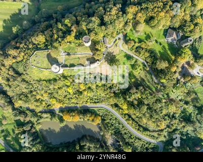 Blick aus der Vogelperspektive auf das Schloss Stad Blankentberg und das ummauerte mittelalterliche Dorf mit Stadttoren, traditionellen Fachwerkhäusern, in der Nähe des Flusses Sieg in Deutschland Stockfoto