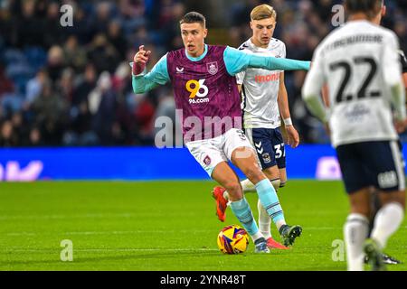 Turf Moor, Burnley, Lancashire, Großbritannien. November 2024. EFL Championship Football, Burnley gegen Coventry City; Maxime Esteve of Burnley mit dem Ball Credit: Action Plus Sports/Alamy Live News Stockfoto