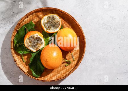 Frische Passionsfrucht, Passiflora ligularis, süße granadilla oder Grenadia Stockfoto