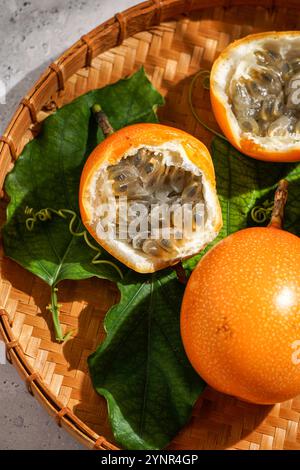 Frische Passionsfrucht, Passiflora ligularis, süße granadilla oder Grenadia Stockfoto