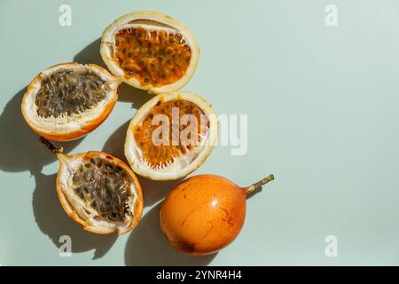 Frische Passionsfrucht, Passiflora ligularis, süße granadilla oder Grenadia Stockfoto