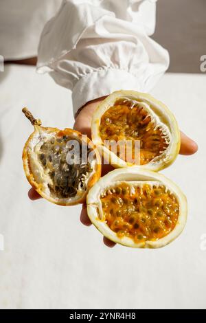Frische Passionsfrucht, Passiflora ligularis, süße granadilla oder Grenadia Stockfoto