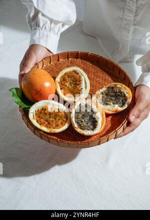 Frische Passionsfrucht, Passiflora ligularis, süße granadilla oder Grenadia Stockfoto