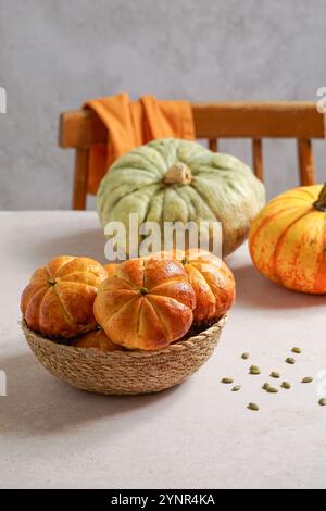 Kürbisbrötchen Hefebrot mit Gewürzen auf Leinenhintergrund. Thanksgiving Food Konzept. Herbstkonzept, Draufsicht, halloween Stockfoto