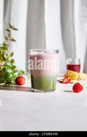 Erdbeere Matcha Latte mit Kopierraum Stockfoto
