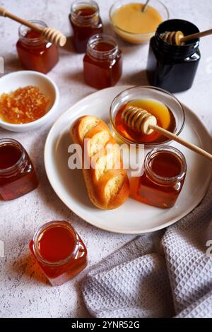 Auswahl an australischem Honig, einschließlich Yellowbox, Ironbark, Macadamia, Rainforest, Teebaum, Manuka, cremiger Honig und Honigwaben. Stockfoto