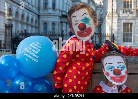 London, Großbritannien. November 2024. Aktivisten wie Gordon Brown (links) und David Cameron (rechts) posieren für ein Foto draußen in der Downing Street in London. PETA-Aktivisten (People for the Ethical Treatment for Animals) sind als Clowns gekleidet und trugen die letzten sieben britischen Premierminister-Masken (Gordon Brown, David Cameron, Theresa May, Boris Johnson, Elizabeth Truss, Rishi Sunak und Tony Blair). Aktivisten rufen Keir Starmer und die Labour-Regierung auf, ihr Wahlversprechen zu erfüllen, die Tierversuche zu reduzieren oder gar zu stoppen. Quelle: SOPA Images Limited/Alamy Live News Stockfoto