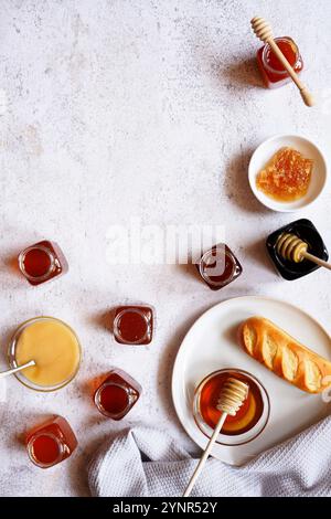 Auswahl an australischem Honig, einschließlich Yellowbox, Ironbark, Macadamia, Rainforest, Teebaum, Manuka, cremiger Honig und Honigwaben. Stockfoto