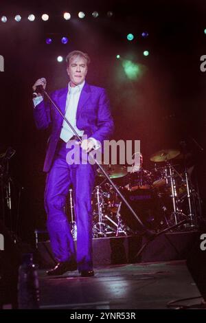 MARTIN FRY, ABC, KONZERT, 2002: Martin Fry von der Band ABC spielte am 18. April 2002 live in der Cardiff International Arena in Wales. Foto: Rob Watkins. INFO: ABC ist eine Sheffield-Band, die Anfang der 1980er Jahre gegründet wurde und für ihre raffinierte Mischung aus New Wave und Synthie-Pop bekannt ist. Mit Hits wie The Look of Love und The Lexicon of Love, einem von der Kritik gefeierten Album, erreichten sie Erfolge. Stockfoto