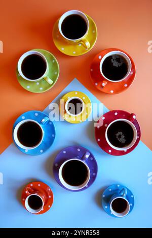 Bunte Tassen schwarzen Kaffees. Retro-Farbblockästhetik. Stockfoto