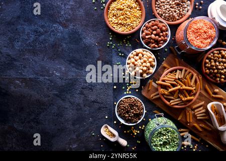 Auswahl von getrockneten und konservierten Hülsenfrüchten und Teigwaren aus Hülsenfrüchten für pflanzliche Vollnahrungsnahrung. Stockfoto