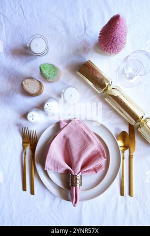 Weihnachtlicher Tisch in modernem Pink-, weiß- und Goldmotiv. Stockfoto