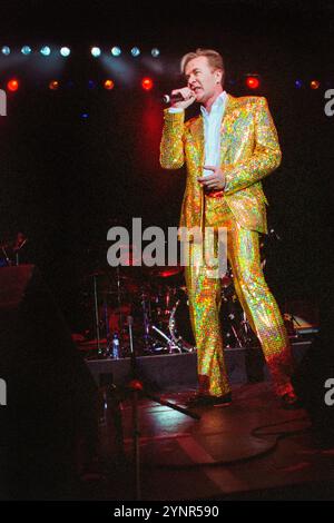 MARTIN FRY, ABC, KONZERT, 2002: Martin Fry von der Band ABC spielte am 18. April 2002 live in der Cardiff International Arena in Wales. Foto: Rob Watkins. INFO: ABC ist eine Sheffield-Band, die Anfang der 1980er Jahre gegründet wurde und für ihre raffinierte Mischung aus New Wave und Synthie-Pop bekannt ist. Mit Hits wie The Look of Love und The Lexicon of Love, einem von der Kritik gefeierten Album, erreichten sie Erfolge. Stockfoto