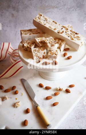 Mandelnougat Traditionelle Weihnachtssüße. Stockfoto