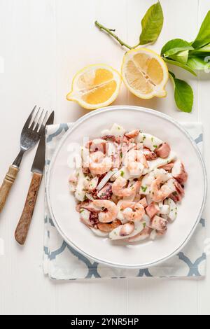 Kraken- und Kartoffelsalat, traditionelle mediterrane Küche. Stockfoto