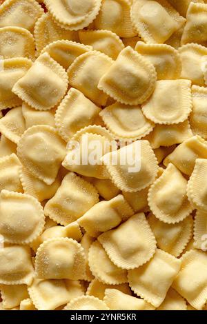 Hintergrund italienischer hausgemachter Ravioli. Draufsicht. Stockfoto