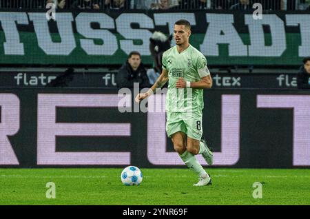 Mönchengladbach, Deutschland. November 2024. Julian Weigl (Borussia Mönchengladbach, #08) VfL Borussia Mönchengladbach vs. FC St. Pauli, Fussball, 1. Bundesliga, 11. Spieltag, Saison 2024/2025, 24.11.2024 Foto: Eibner-Pressefoto/ Justin Derondeau DFL-VORSCHRIFTEN VERBIETEN JEDE VERWENDUNG VON FOTOGRAFIEN ALS BILDSEQUENZEN UND/ODER QUASI-VIDEO/dpa/Alamy Live News Stockfoto