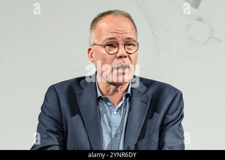 Deutschland, Berlin, Verleihung Regine-Hildebrandt-Preis 2024, SPD, Politik im Atrium, Willy-Brandt-Haus, im Bild v.l.: Matthias Miersch - SPD Generalsekretaer, 26.11. 2024, *** DE, Berlin, Preisverleihung Regine Hildebrandt-Preis 2024, SPD, Politik im Atrium, Willy Brandt Haus, im Bild von links Matthias Miersch SPD Generalsekretär, 26 11 2024, Copyright: HMBxMedia/UwexKoch Stockfoto