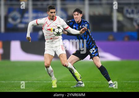 Mailand, Italien. 26. November 2024. Andre Silva vom RB Leipzig tritt beim Fußball-Spiel der UEFA Champions League 2024/25 gegen Alessandro Bastoni vom FC Internazionale um den Ball an. Quelle: Nicolò Campo/Alamy Live News Stockfoto