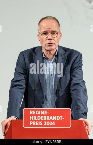 Deutschland, Berlin, Verleihung Regine-Hildebrandt-Preis 2024, SPD, Politik im Atrium, Willy-Brandt-Haus, im Bild v.l.: Matthias Miersch - SPD Generalsekretaer, 26.11. 2024, *** DE, Berlin, Preisverleihung Regine Hildebrandt-Preis 2024, SPD, Politik im Atrium, Willy Brandt Haus, im Bild von links Matthias Miersch SPD Generalsekretär, 26 11 2024, Copyright: HMBxMedia/UwexKoch Stockfoto