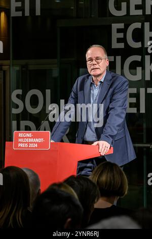 Deutschland, Berlin, Verleihung Regine-Hildebrandt-Preis 2024, SPD, Politik im Atrium, Willy-Brandt-Haus, im Bild v.l.: Matthias Miersch - SPD Generalsekretaer, 26.11. 2024, *** DE, Berlin, Preisverleihung Regine Hildebrandt-Preis 2024, SPD, Politik im Atrium, Willy Brandt Haus, im Bild von links Matthias Miersch SPD Generalsekretär, 26 11 2024, Copyright: HMBxMedia/UwexKoch Stockfoto