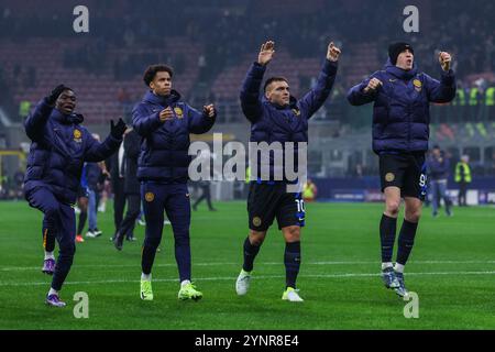 Die Spieler des FC Internazionale feiern den Sieg am Ende des Spiels in der UEFA Champions League 2024/25 League-Phase – das Fußballspiel des FC Internazionale gegen RB Leipzig im San Siro Stadion Stockfoto