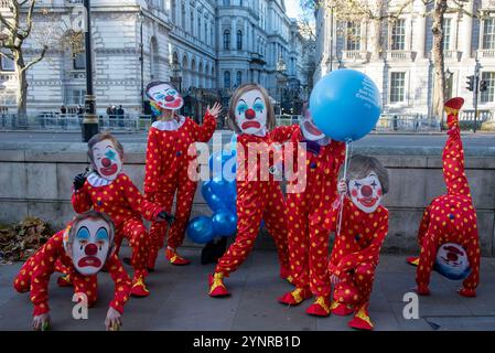 Aktivisten tummeln sich und jonglieren, während sie als Clowns gekleidet sind und die letzten sieben britischen Premierminister-Masken vor der Downing Street in London tragen. PETA-Aktivisten (People for the Ethical Treatment for Animals) sind als Clowns gekleidet und trugen die letzten sieben britischen Premierminister-Masken (Gordon Brown, David Cameron, Theresa May, Boris Johnson, Elizabeth Truss, Rishi Sunak und Tony Blair). Aktivisten rufen Keir Starmer und die Labour-Regierung auf, ihr Wahlversprechen zu erfüllen, die Tierversuche zu reduzieren oder gar zu stoppen. (Foto: Krisztian Elek/SOPA Images/SIPA USA) Stockfoto