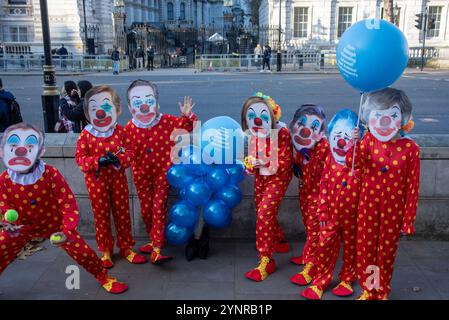 London, Großbritannien. November 2024. Aktivisten jonglieren und Clowns draußen in der Downing Street in London. PETA-Aktivisten (People for the Ethical Treatment for Animals) sind als Clowns gekleidet und trugen die letzten sieben britischen Premierminister-Masken (Gordon Brown, David Cameron, Theresa May, Boris Johnson, Elizabeth Truss, Rishi Sunak und Tony Blair). Aktivisten rufen Keir Starmer und die Labour-Regierung auf, ihr Wahlversprechen zu erfüllen, die Tierversuche zu reduzieren oder gar zu stoppen. (Foto: Krisztian Elek/SOPA Images/SIPA USA) Credit: SIPA USA/Alamy Live News Stockfoto