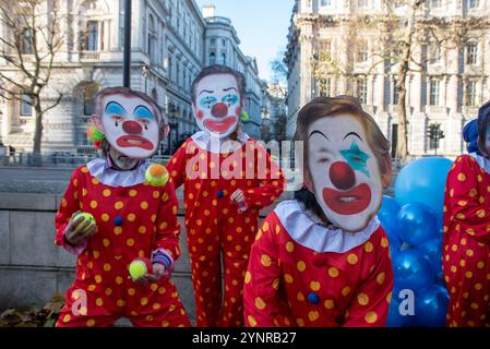 Aktivisten wie Tony Blair (links), David Cameron (Mitte) und Gordon Brown (rechts) posieren für ein Foto draußen in der Downing Street in London. PETA-Aktivisten (People for the Ethical Treatment for Animals) sind als Clowns gekleidet und trugen die letzten sieben britischen Premierminister-Masken (Gordon Brown, David Cameron, Theresa May, Boris Johnson, Elizabeth Truss, Rishi Sunak und Tony Blair). Aktivisten rufen Keir Starmer und die Labour-Regierung auf, ihr Wahlversprechen zu erfüllen, die Tierversuche zu reduzieren oder gar zu stoppen. (Foto: Krisztian Elek/SOPA Images/SIPA USA) Stockfoto