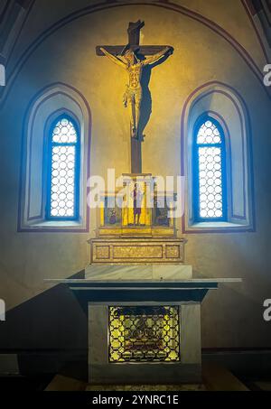 Triest, Italien - 27. Juni 2024: Cattedrale di San Giusto Martyre, Kathedrale im Schloss San Giusto. Cappella di Servolo, klassischer Jesus am Kreuz in s Stockfoto