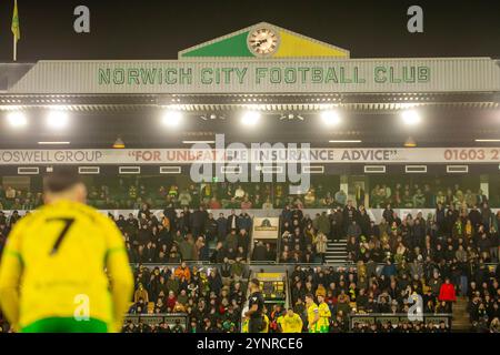 Der Norwich City Football Club wird am Dienstag, den 26. November 2024, während des Sky Bet Championship-Spiels zwischen Norwich City und Plymouth Argyle in der Carrow Road, Norwich, beobachtet. (Foto: David Watts | MI News) Credit: MI News & Sport /Alamy Live News Stockfoto