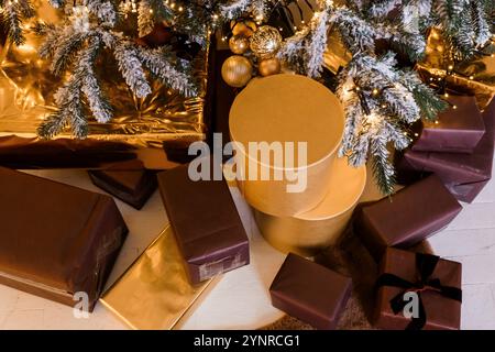 Festliche Weihnachtsszene mit farbenfrohen Geschenkboxen unter einem verzierten Baum. Stockfoto