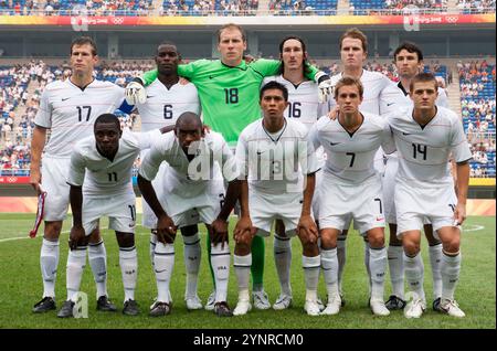 TIANJIN, CHINA - 7. AUGUST: Die Vereinigten Staaten starteten elf Reihen vor einem Spiel gegen Japan beim Fußballturnier der Olympischen Spiele in Peking am 7. August 2008 im Tianjin Olympic Sports Center Stadium in Tianjin, China. Zurück, l-r: Brian McBride, Maurice EDU, Brad Guzan, Sacha Kljestan, Michael Bradley, Michael Parkhurst. Vorne, l-r: Freddy Adu, Marvell Wynne, Michael Orozco, Stuart Holden, Robbie Rogers. Nur redaktionelle Verwendung. (Foto: Jonathan Paul Larsen / Diadem Images) Stockfoto