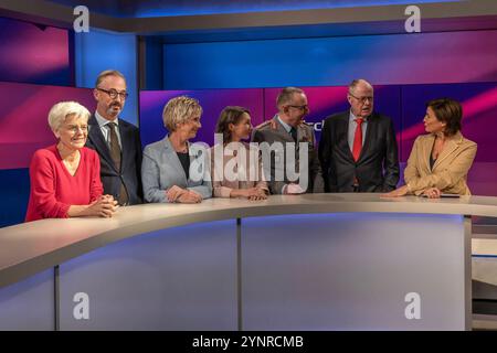 Maischberger am 26. November 2024 aus Köln. Das Gruppenbild wird vorbereitet, von links nach rechts: Die Journalistin Ulrike Herrmann taz. Der Journalist und Kolumnist Jan Fleischhauer Focus die Autorin und Journalistin Amelie Fried, die Sicherheitsexpertin Claudia Major, der Generalinspekteur der Bundeswehr Carsten Breuer, Peer Steinbrück, SPD Bundesfinanzminister A.D. und Gastgeberin Sandra Maischberger. Themen in der Talkrunde waren Koalitionsmöglichkeiten nach dem Ampel-aus sowie die neue Situation der Bundeswehr vor dem Hintergrund von Trumps Wahl zum US-Präsidenten und des Ukraine-Kriege Stockfoto