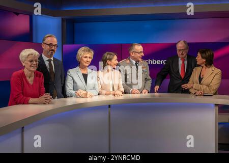 Maischberger am 26. November 2024 aus Köln. Das Gruppenbild wird vorbereitet, von links nach rechts: Die Journalistin Ulrike Herrmann taz. Der Journalist und Kolumnist Jan Fleischhauer Focus die Autorin und Journalistin Amelie Fried, die Sicherheitsexpertin Claudia Major, der Generalinspekteur der Bundeswehr Carsten Breuer, Peer Steinbrück, SPD Bundesfinanzminister A.D. und Gastgeberin Sandra Maischberger. Themen in der Talkrunde waren Koalitionsmöglichkeiten nach dem Ampel-aus sowie die neue Situation der Bundeswehr vor dem Hintergrund von Trumps Wahl zum US-Präsidenten und des Ukraine-Kriege Stockfoto